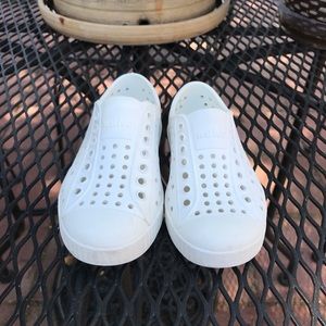 Native Jefferson white shoes child's size 8